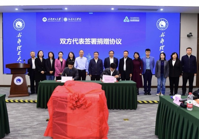 捐赠仪式现场。袁博摄