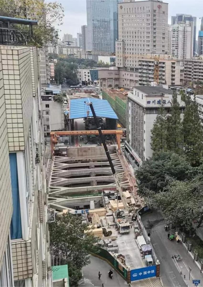 “嵌”在闹市中的车站。成都轨道集团供图