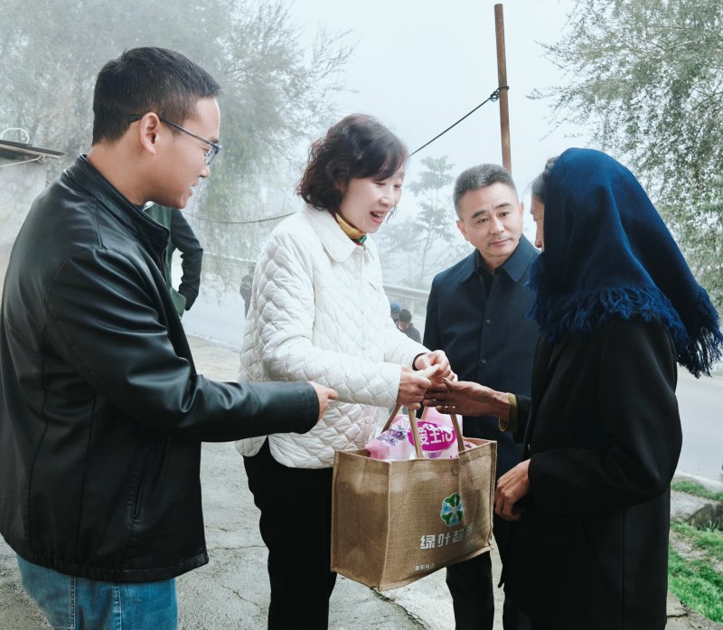 西南医科大学党委副书记、校长何涛慰问定点帮扶村（格吾村）留守妇女。学校供图