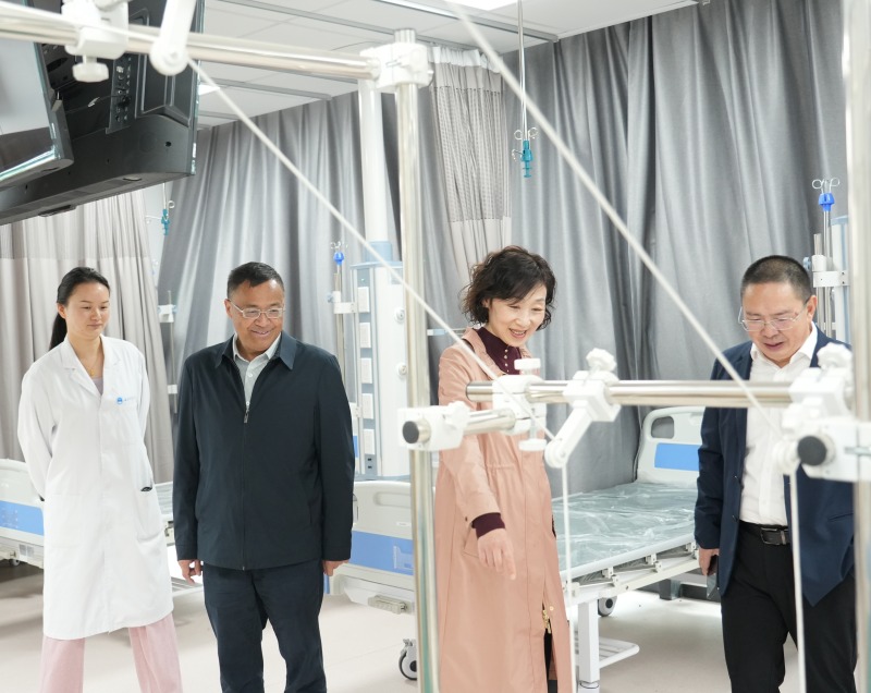 西南医科大学党委副书记、校长何涛一行参观西昌医学高等专科学校实训室。学校供图