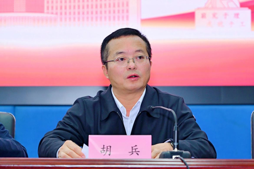 成都理工大学党委副书记胡兵致辞。周鸿媛、张茹楠摄