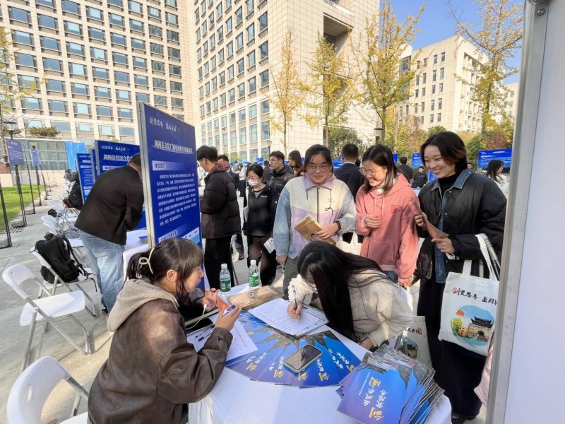 学生咨询了解岗位信息。剑阁县委宣传部供图