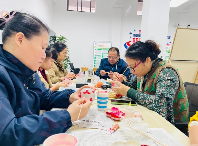 瓶内画老师王大顺指导学员。雁江区融媒体中心供图。