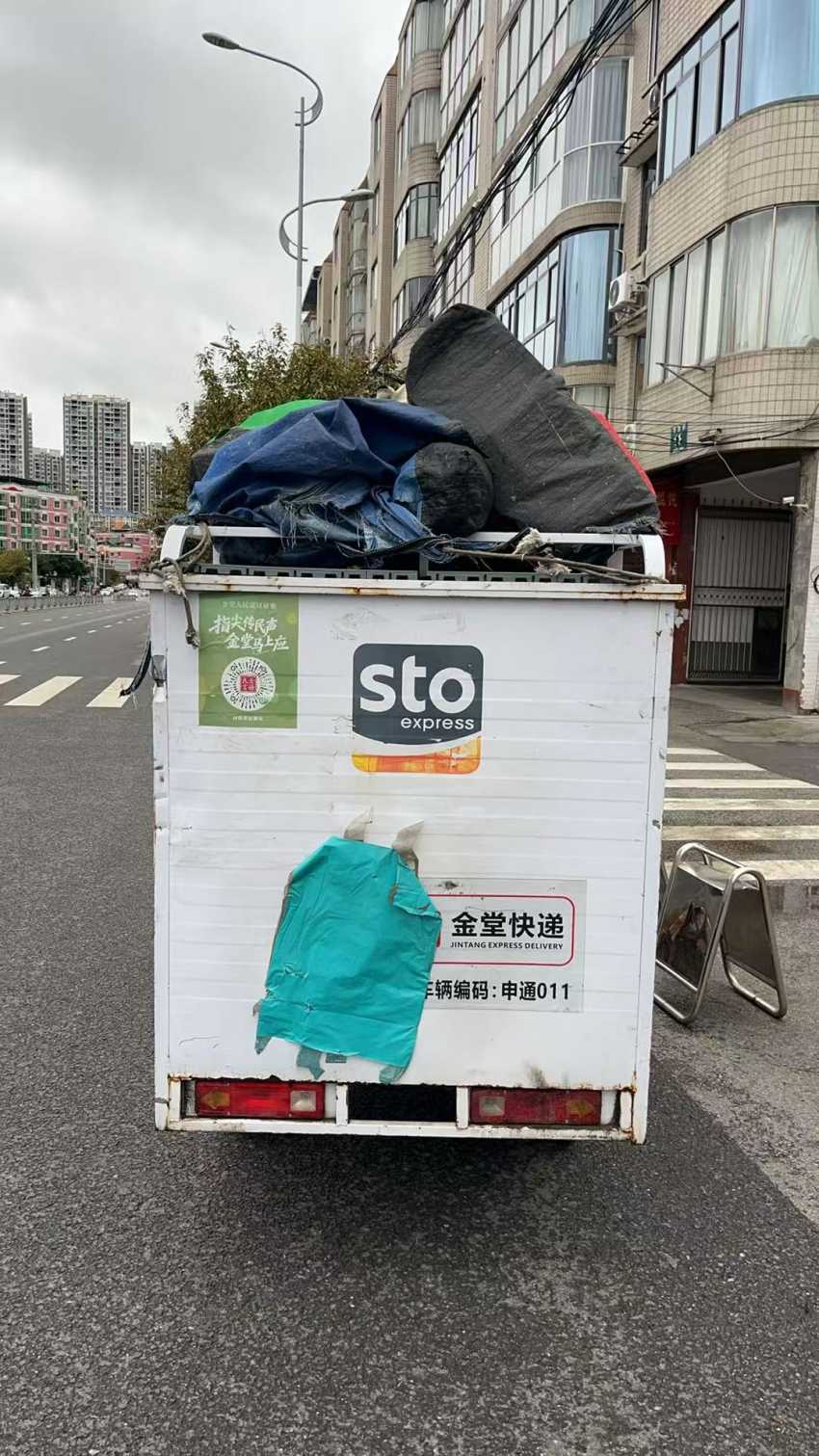 快遞車搭載著人民建議征集二維碼。金堂社工部供圖