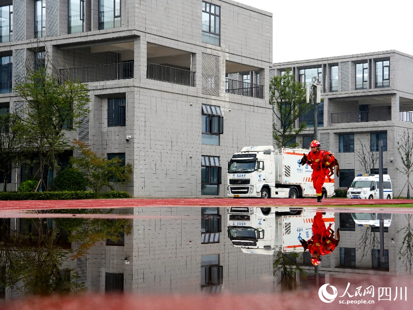 訓導員背著搜救犬在跑道上與時間賽跑。丁則尼瑪攝