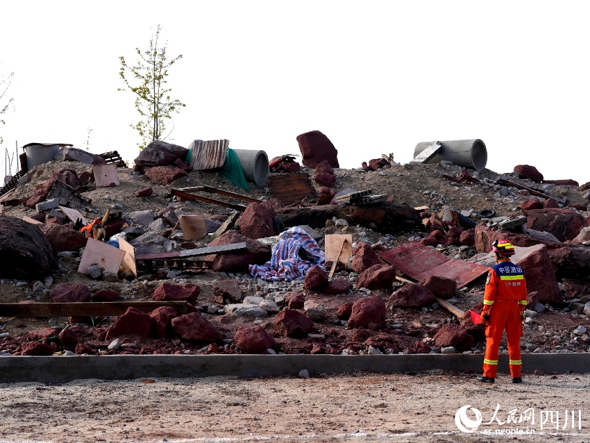 訓導員指揮搜救犬在模擬廢墟區開展搜救。人民網記者 朱虹攝