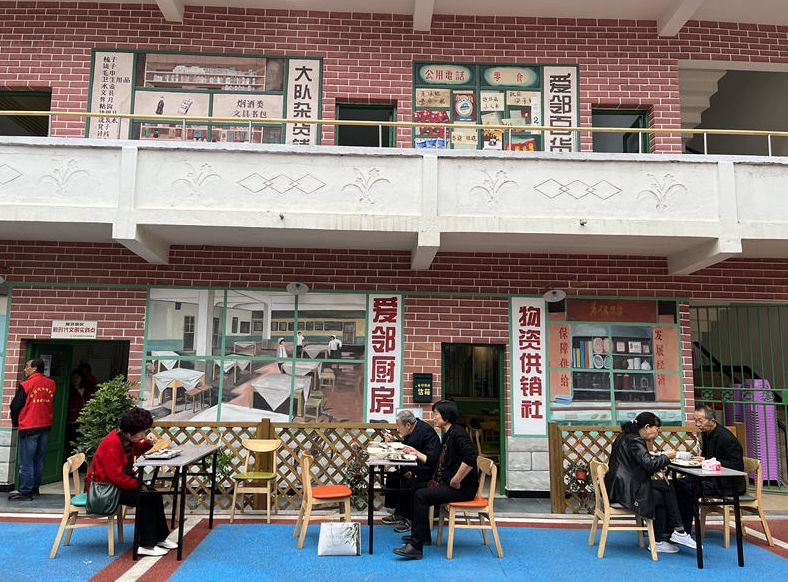 花園社區“愛鄰廚房”。古良駒攝
