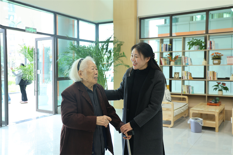 院长同老人亲切交谈。翠屏区融媒体中心供图