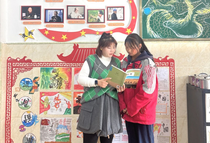 周培娟一對一輔導學生。新龍縣委宣傳部供圖