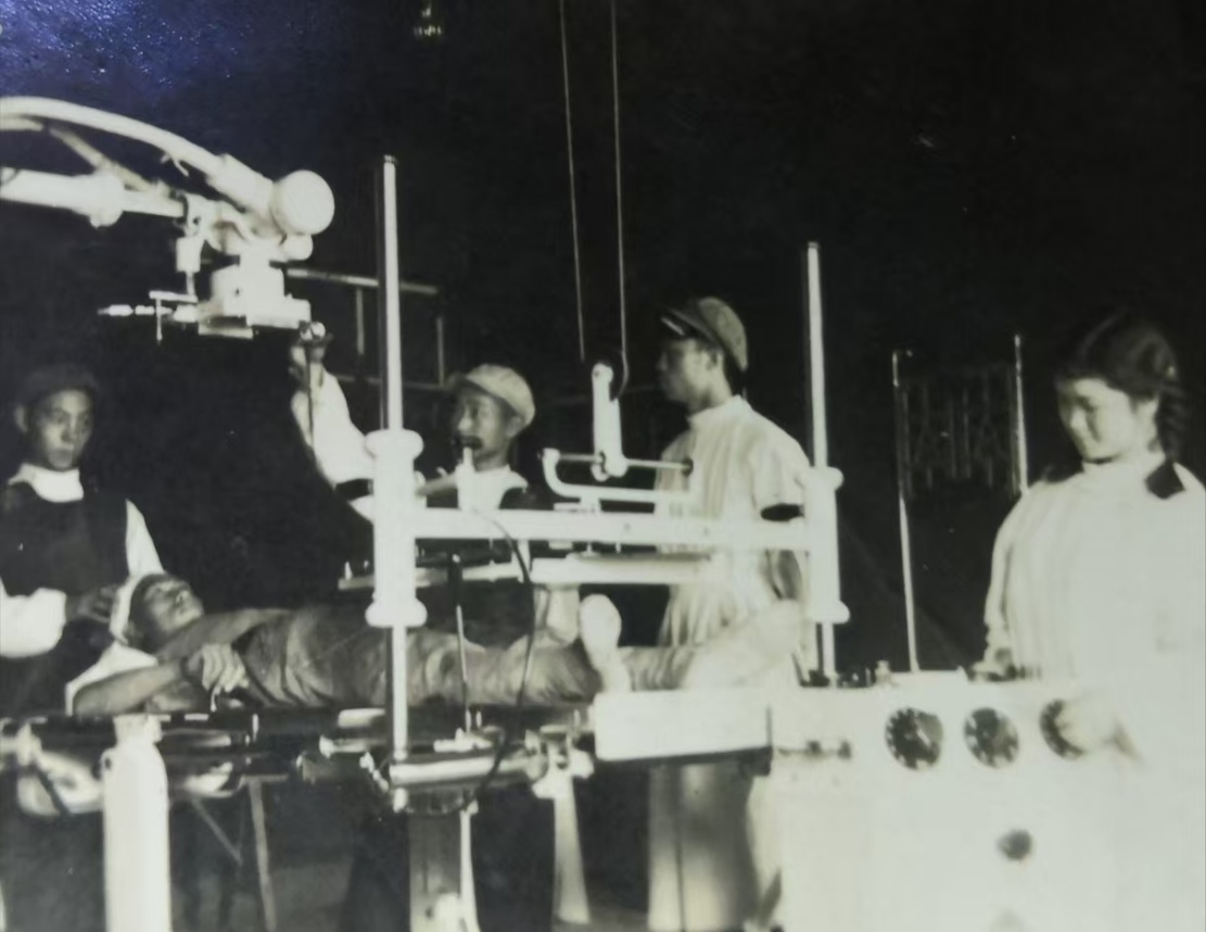 為受傷小戰士照X光。自貢市軍休所供圖