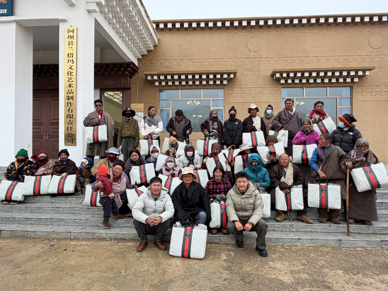 村民们领到自己的重阳节礼物。受访者供图