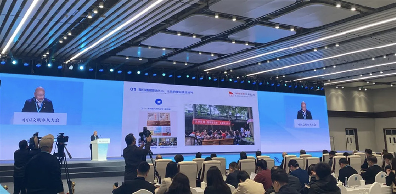 戰旗村黨委書記高德敏在中國文明鄉風大會上作交流發言。受訪者供圖