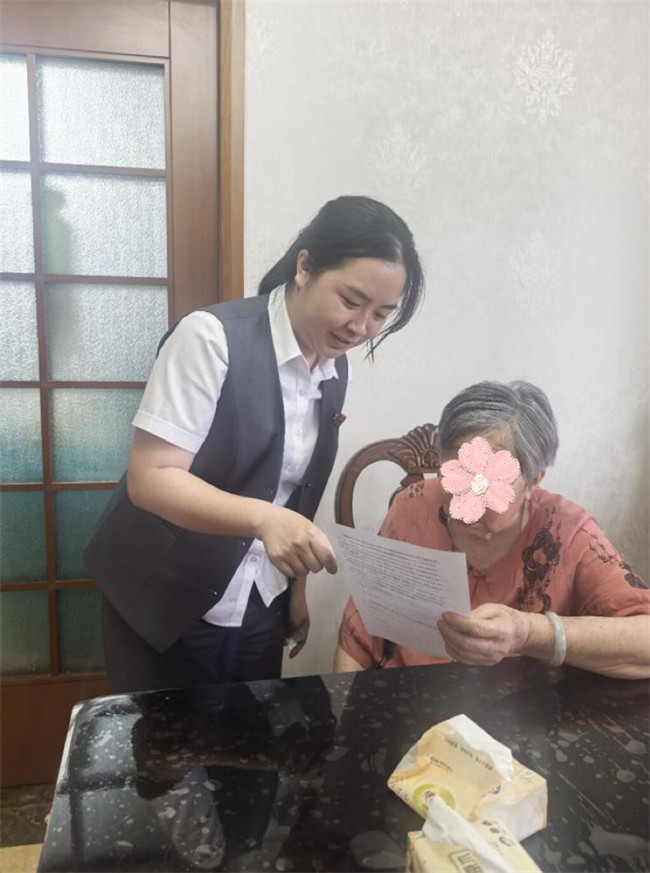 工作人員上門服務。張莎莎供圖