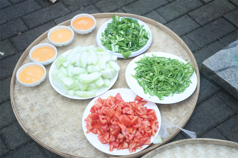 备好的菜放在一旁。翠屏区融媒体中心供图