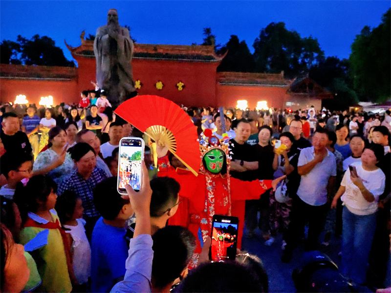 到崇州游玩的游客。崇州市委宣傳部供圖