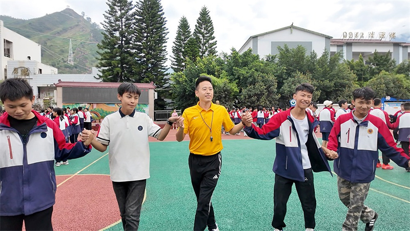 鄔明春和學生一起跳民族舞蹈。綿竹市融媒體中心供圖
