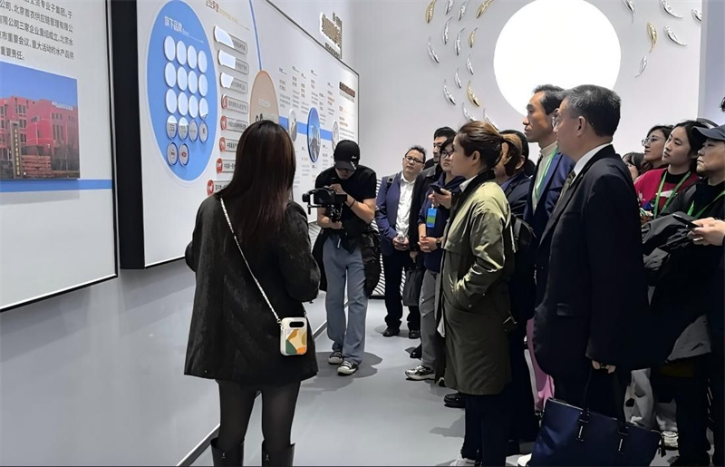 參會嘉賓參觀現場展區。主辦方供圖