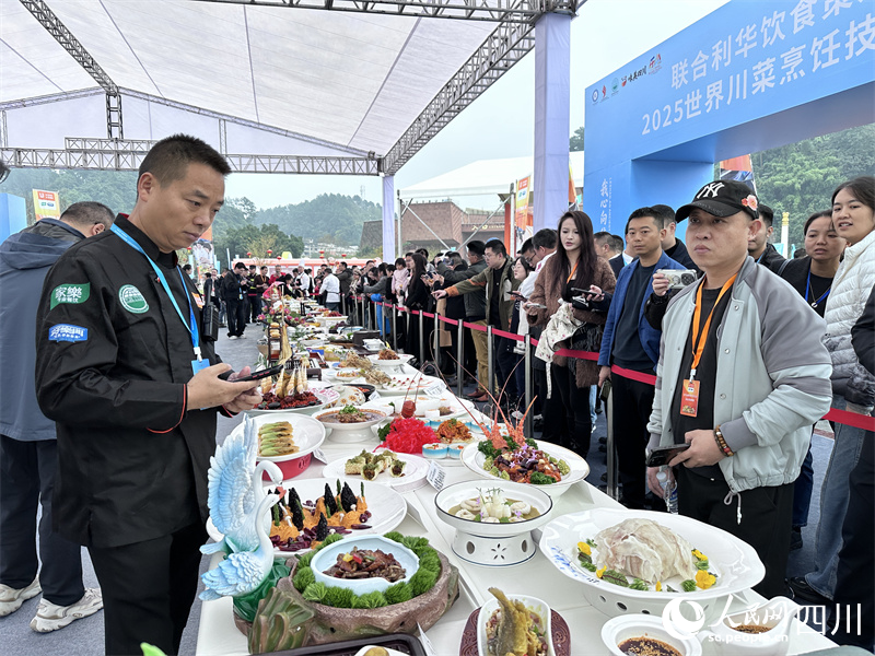 游客对乐山美食的关注。人民网记者 王波摄