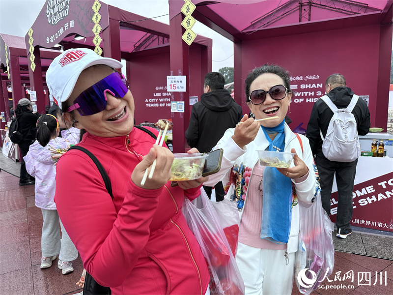 游客品尝乐山美食。人民网记者 王波摄