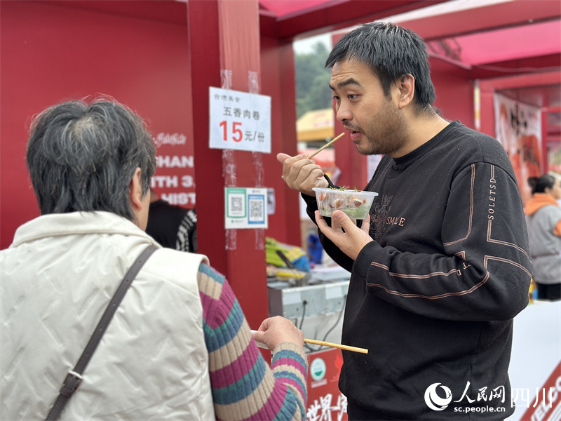 游客品尝五香烤肉。人民网记者 王波摄