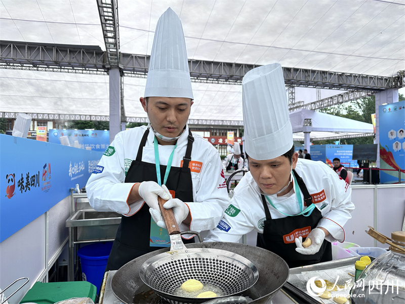 炸酥饼。人民网记者 王波摄
