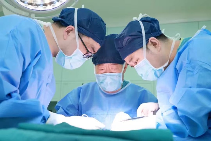 醫學專家正在進行移植手術。受訪者供圖