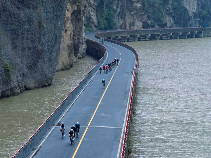 骑行在最美水上公路上。金口河区融媒体中心供图