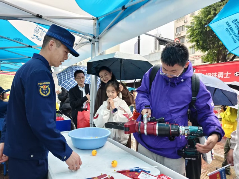 赛场外的互动游戏。攀枝花市消防救援支队供图