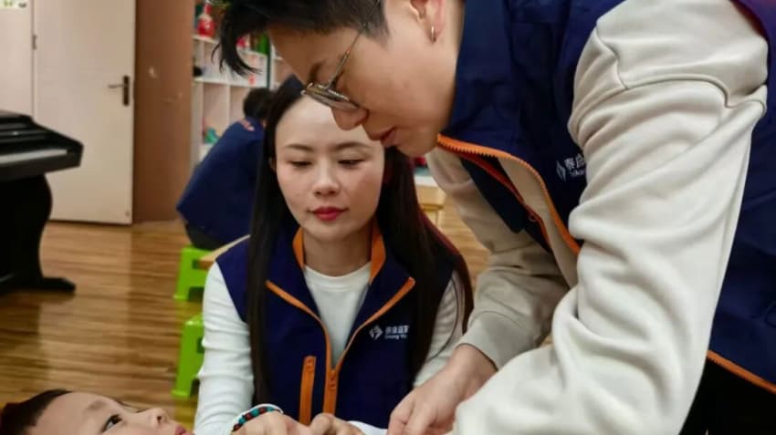 健康财富规划师协助医生登记信息、引导体检。泰康人寿四川分公司供图