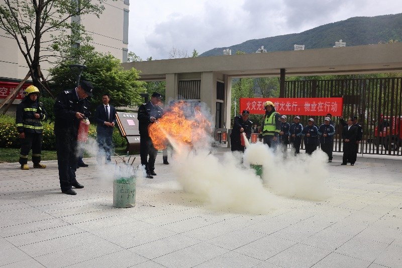 灭火器实操培训。冕宁县委宣传部供图