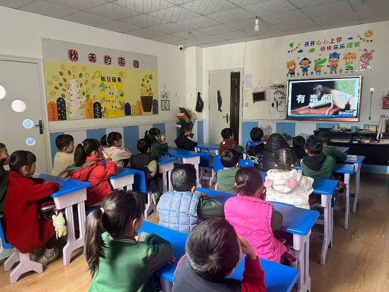 幼儿园组织观看消防科普视频。冕宁县委宣传部供图