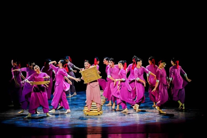 群舞《酒曲踩出幸福謠》表演現場。成都市文廣旅局供圖