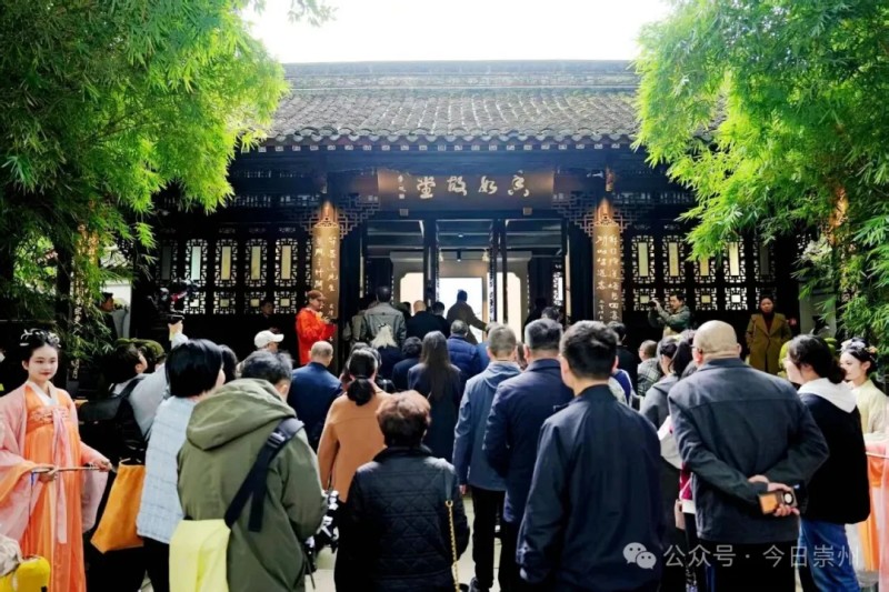 市民游客參觀陸游祠。崇州市融媒體中心供圖