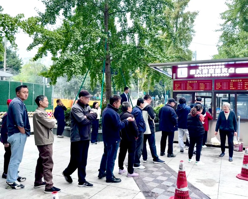 红色外卖亭前，前来购买的顾客排起了长队。陶冶摄
