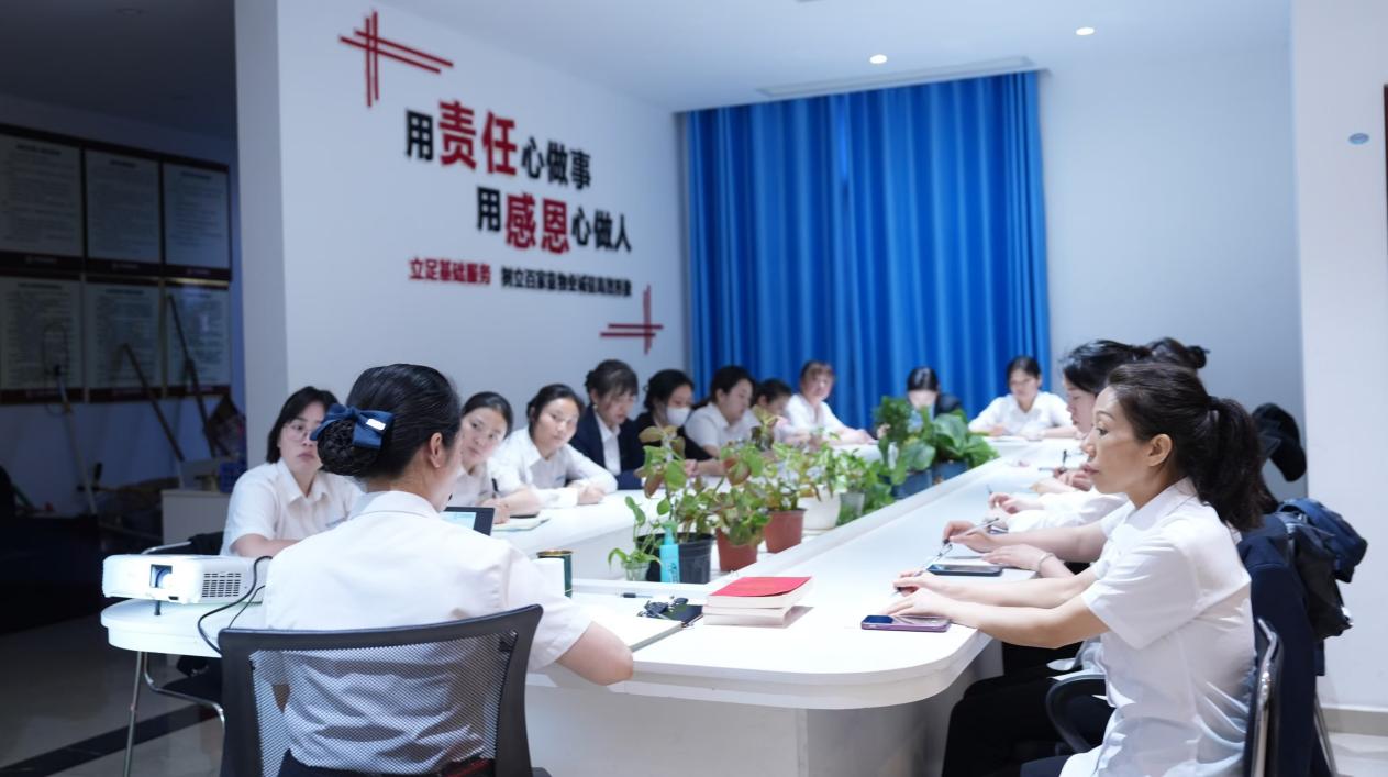 物业团队正开会研讨事项。四川省住房和城乡建设厅供图