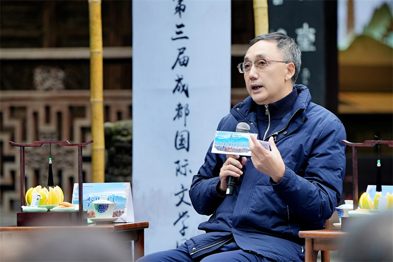 中国文艺评论家协会原副主席、四川省文联副主席、四川省文艺评论家协会主席李明泉。崇州市委宣传部供图