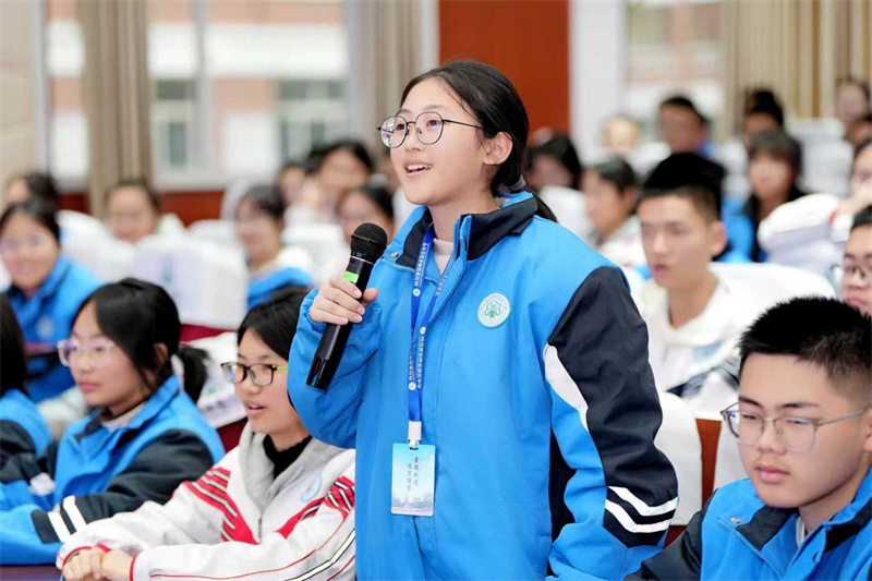 学生现场提问。主办方供图