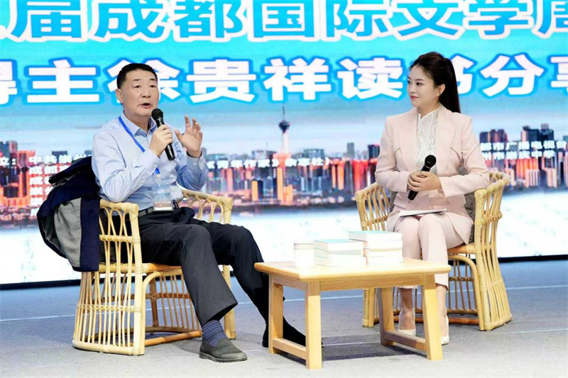 中国作家协会副主席、第六届茅盾文学奖得主徐贵祥与学生交流。主办方供图