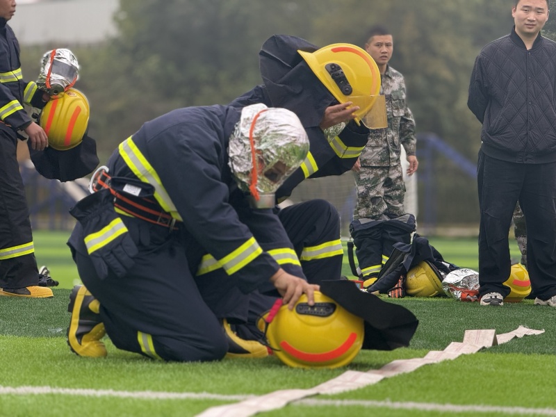 模擬逃生救援項目。鄭宇丹攝