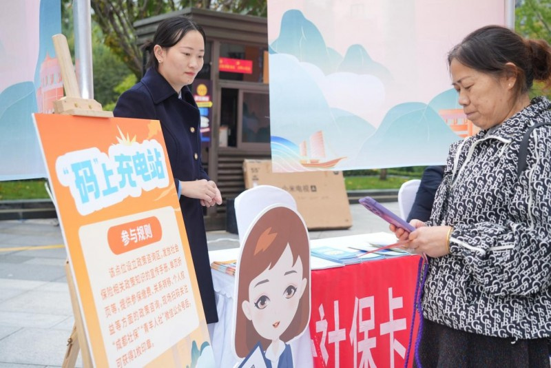 向市民發放宣傳資料。主辦方供圖