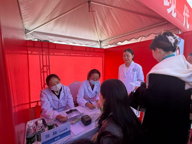 “四川省萬名醫護走基層”志願服務現場。宣傳統戰部供圖