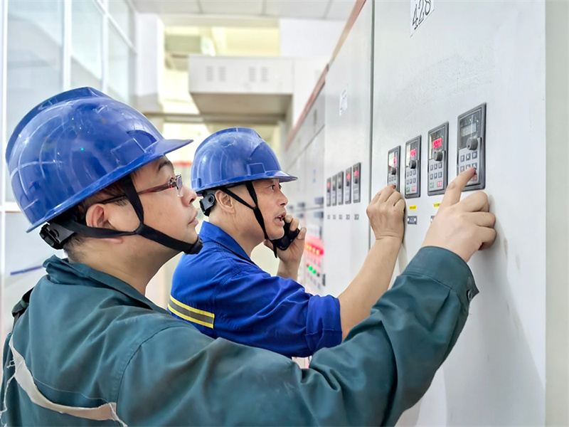 四川龍佰鈦業有限公司技術工作正在調試設備。綿竹市融媒體中心供圖