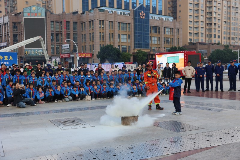 活動現場孩子們正在體驗使用滅火器。冕寧縣消防救援局供圖