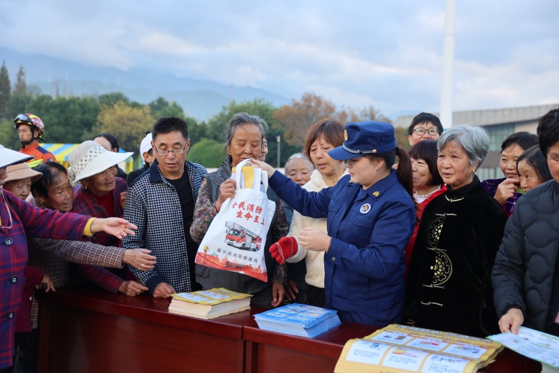 活動現場正在為群眾送上科普知識“大禮包”。冕寧縣消防救援局供圖