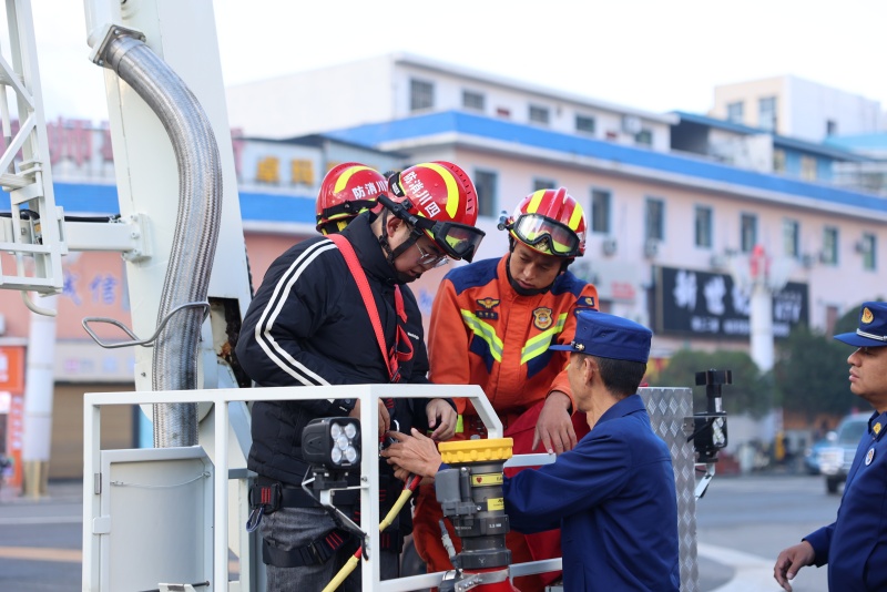 群眾在消防登高車體驗。冕寧縣消防救援局供圖