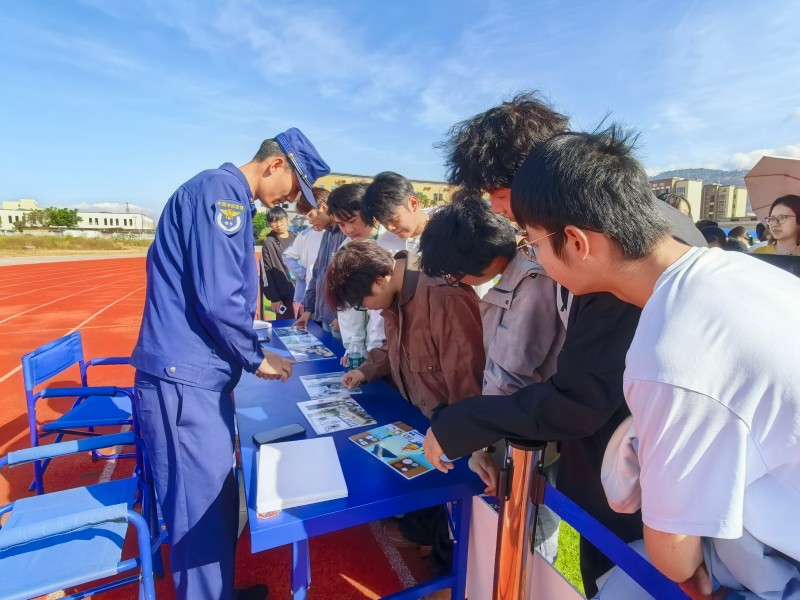 消防员指导学生比赛。凉山州消防救援支队供图