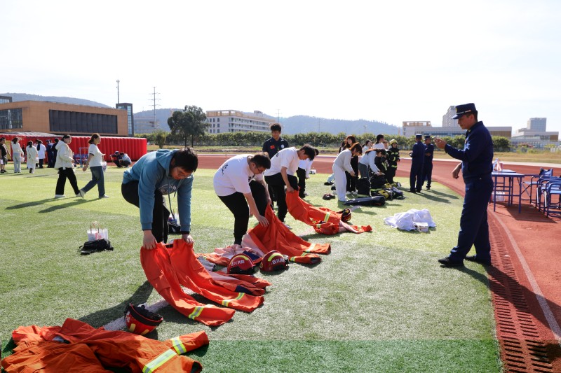 学生参加消防趣味比赛。凉山州消防救援支队供图