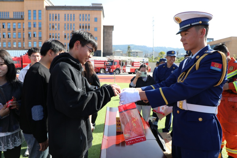 学生领取消防知识问答奖品。凉山州消防救援支队供图