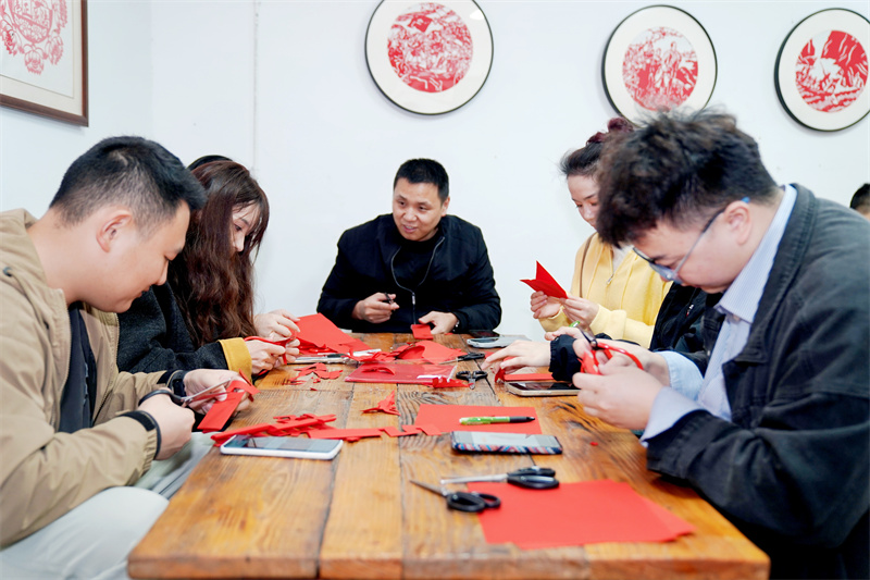 一起做手工剪纸。主办方供图