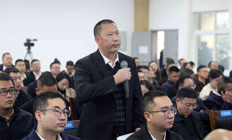 現場解答。高志農攝